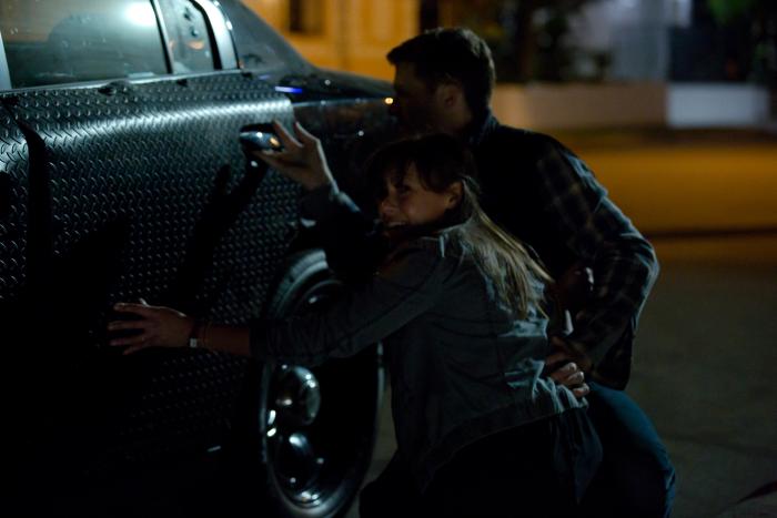 Zach Gilford در صحنه فیلم سینمایی پاکسازی: هرج و مرج به همراه Kiele Sanchez