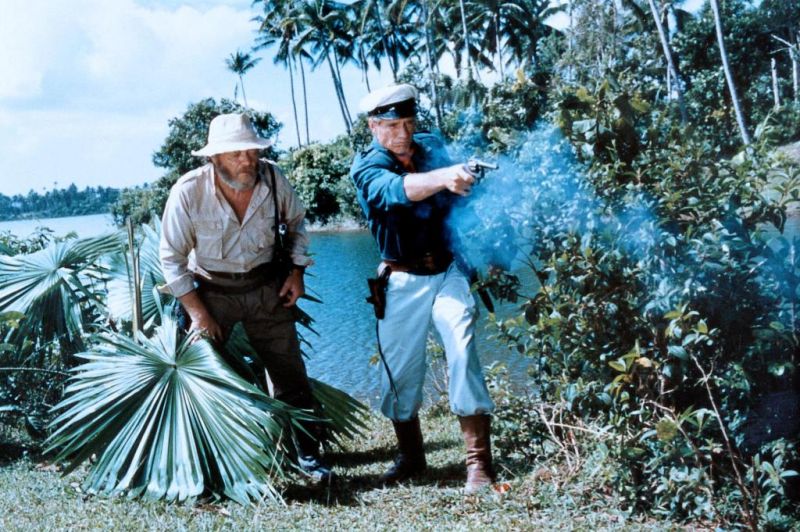 Luciano Pigozzi در صحنه فیلم سینمایی Jungle Raiders به همراه Christopher Connelly