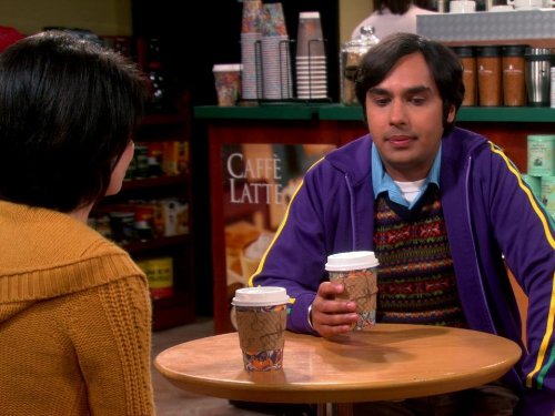 Kate Micucci در صحنه سریال تلویزیونی تئوری بیگ بنگ به همراه کونال نایر