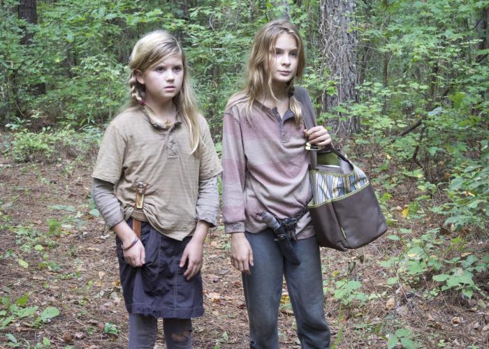 Kyla Kenedy در صحنه سریال تلویزیونی مردگان متحرک به همراه Brighton Sharbino