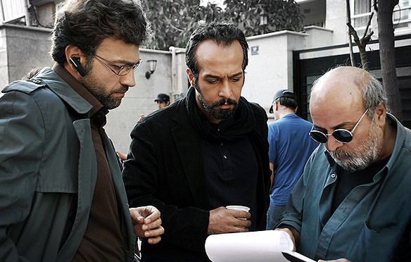 کامران تفتی در پشت صحنه سریال تلویزیونی زیر هشت به همراه آرش مجیدی و سیروس مقدم