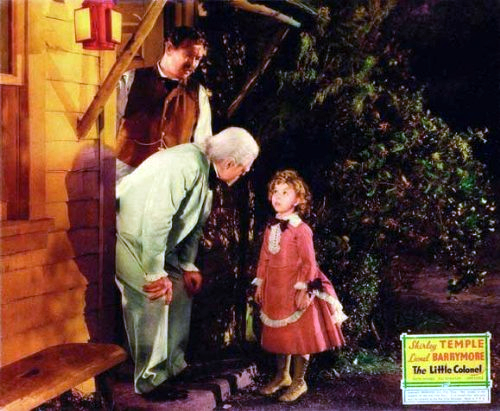 Lionel Barrymore در صحنه فیلم سینمایی The Little Colonel به همراه Shirley Temple