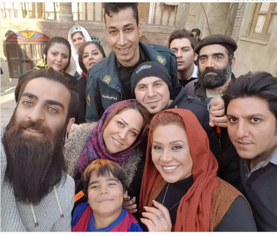 تصویری از هانی هاشمی، بازیگر سینما و تلویزیون در حال بازیگری سر صحنه یکی از آثارش