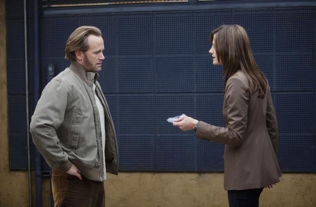 Lee Tergesen در صحنه سریال تلویزیونی کستل به همراه Stana Katic