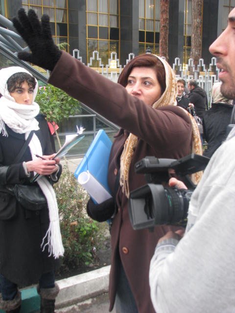 تصویری از رویا محقق، نویسنده سینما و تلویزیون در حال بازیگری سر صحنه یکی از آثارش