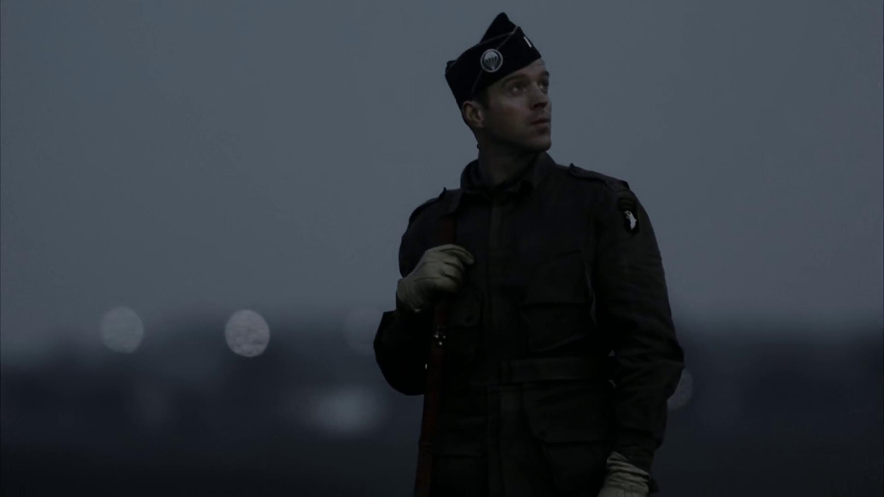 Damian Lewis در صحنه سریال تلویزیونی Band of Brothers