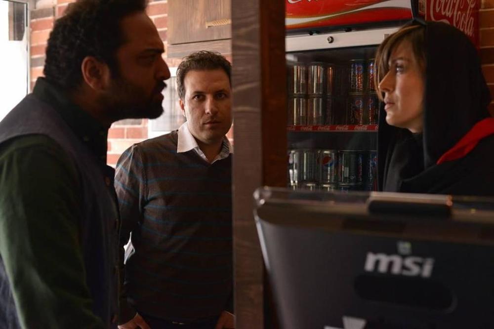بابک بهشاد در پشت صحنه فیلم سینمایی مرداد به همراه مهتاب کرامتی و بهمن کامیار