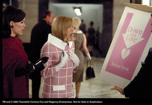 سارا پاولسون در صحنه فیلم سینمایی Down with Love به همراه رنی زِلوِگِر