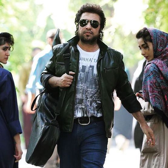 تصویری از رضا عطاران، بازیگر و کارگردان سینما و تلویزیون در حال بازیگری سر صحنه یکی از آثارش