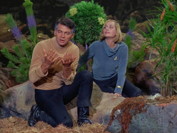 Sally Kellerman در صحنه سریال تلویزیونی پیشتازان فضا به همراه Gary Lockwood