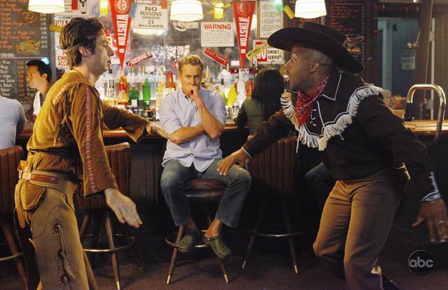 جان کریستوفر مک گینلی در صحنه سریال تلویزیونی اسکرابز به همراه Donald Faison و زاک براف
