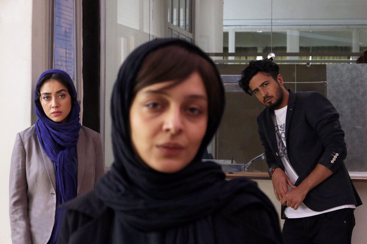 بهاره کیان‌افشار در صحنه فیلم سینمایی زرد به همراه ساره بیات و مهرداد صدیقیان