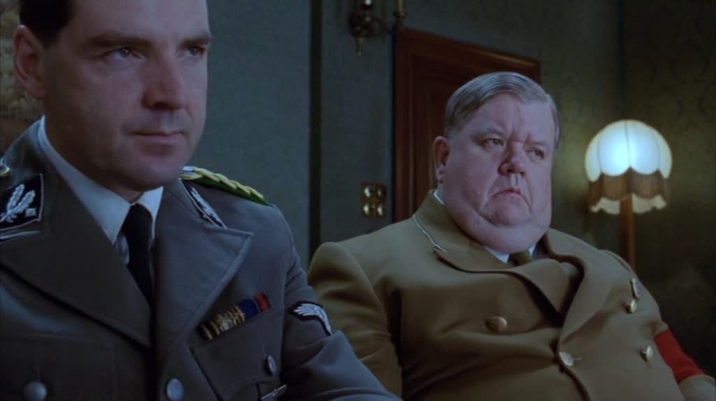برندن کویل در صحنه فیلم سینمایی Conspiracy به همراه Ian McNeice