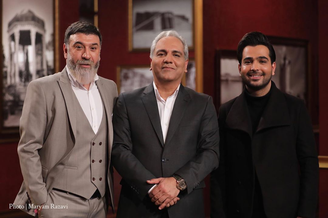 مهران مدیری در صحنه برنامه تلویزیونی دورهمی فصل چهارم به همراه علی انصاریان
