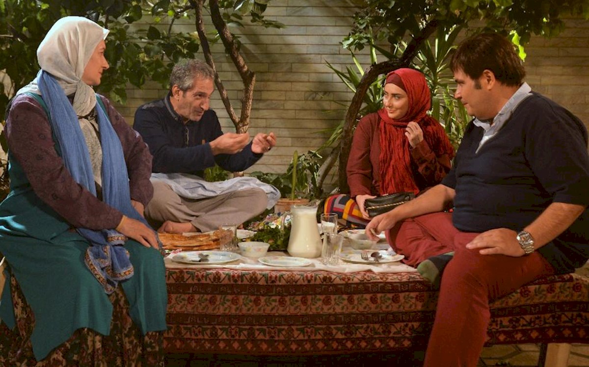 افسانه ناصری در صحنه سریال تلویزیونی زندگی شگفت انگیز است به همراه خشایار راد و رضا داوودنژاد