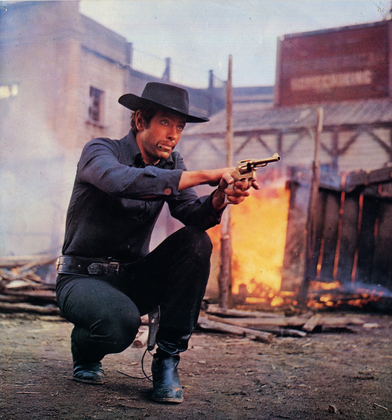 Mark Damon در صحنه فیلم سینمایی Ringo and His Golden Pistol