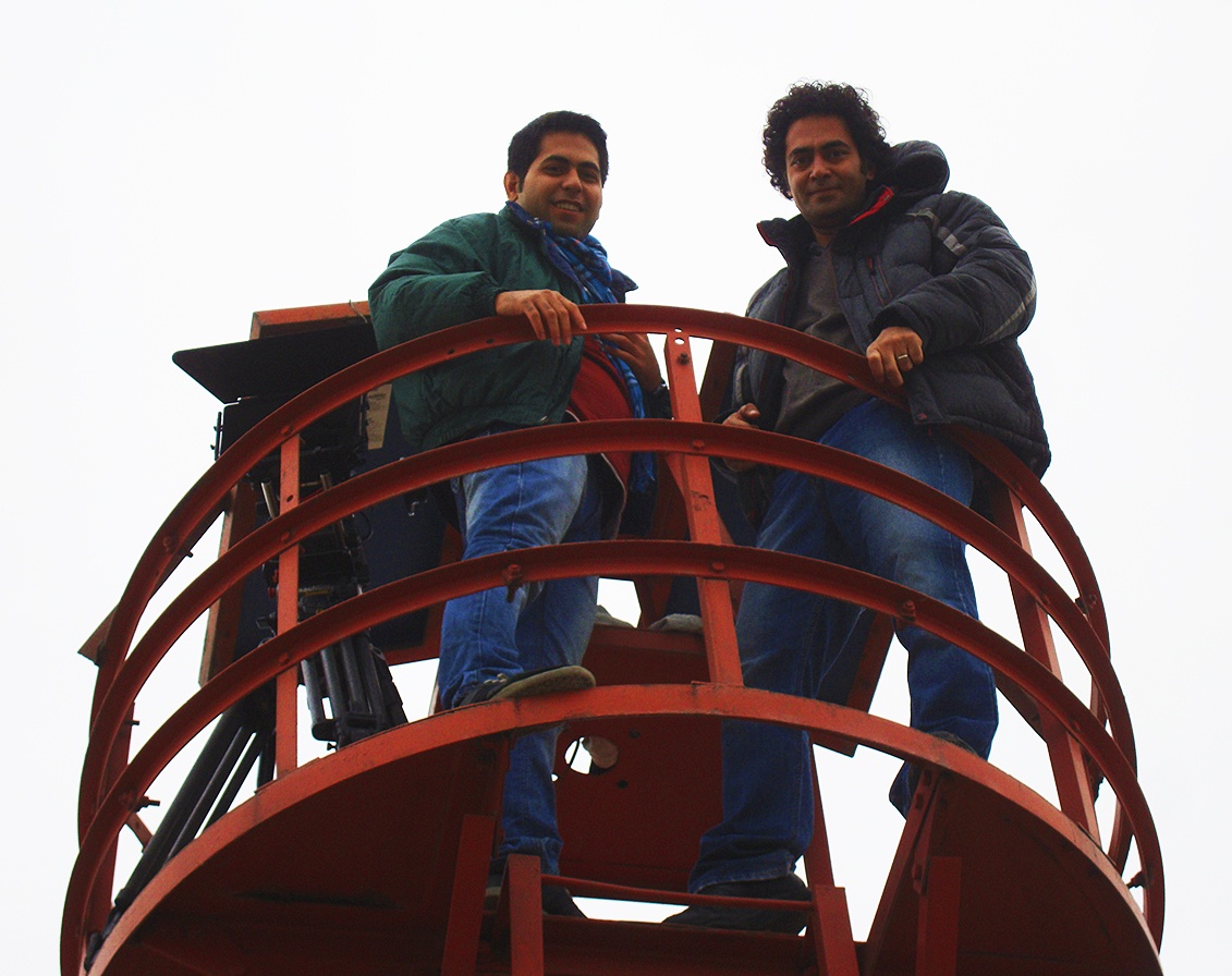 تصویری از حامد شادمانی، گروه فیلمبرداری و بازیگر سینما و تلویزیون در حال بازیگری سر صحنه یکی از آثارش