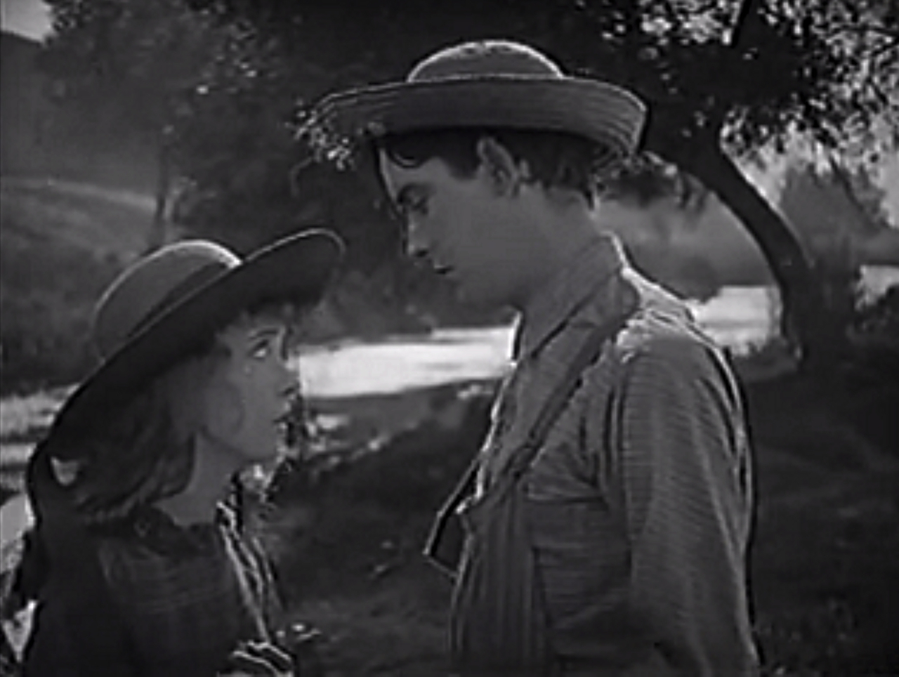 Robert Harron در صحنه فیلم سینمایی The Greatest Question به همراه Lillian Gish
