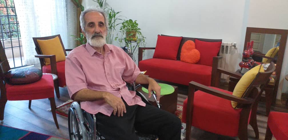 تصویری از نصرت الله قاضی مقدم، کارگردان و نویسنده سینما و تلویزیون در حال بازیگری سر صحنه یکی از آثارش