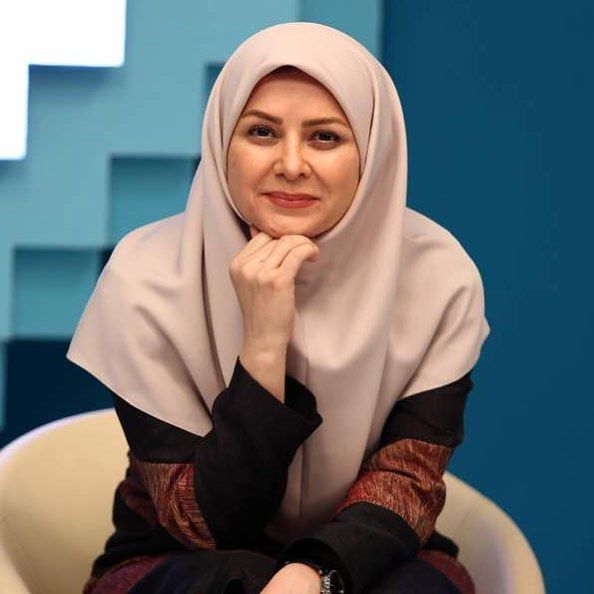 تصویری از زهره سادات هاشمی، مجری سینما و تلویزیون در حال بازیگری سر صحنه یکی از آثارش