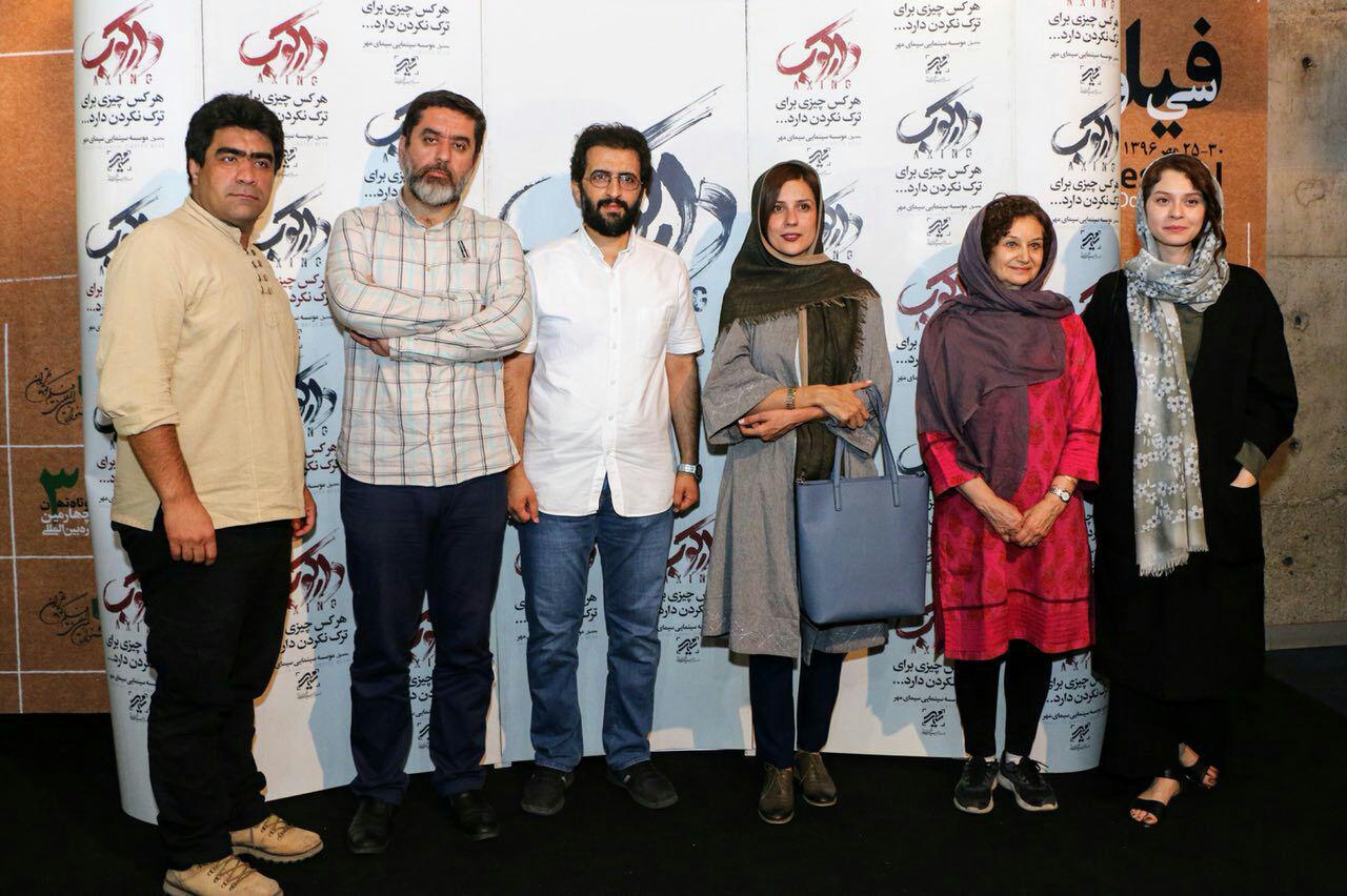 سارا بهرامی در اکران افتتاحیه فیلم سینمایی دارکوب به همراه سید محمود رضوی و بهروز شعیبی
