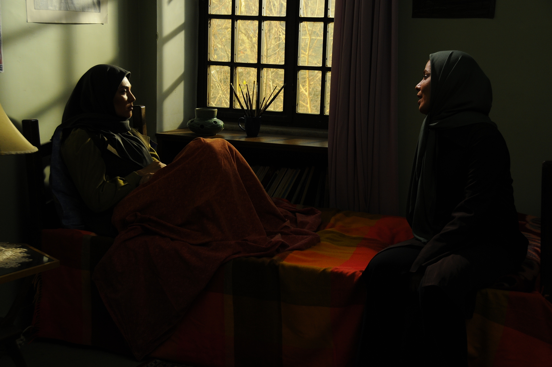 تصویری از مهتاب شکریان، بازیگر سینما و تلویزیون در حال بازیگری سر صحنه یکی از آثارش