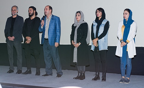 حسن یکتاپناه در اکران افتتاحیه فیلم سینمایی غیر مجاز به همراه محمد حسین عامری پویا و میلاد کی‌مرام