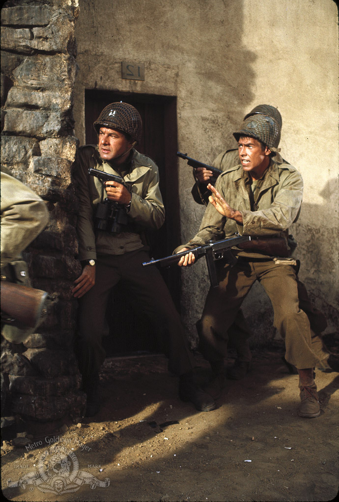 جیمز کابرن در صحنه فیلم سینمایی What Did You Do in the War, Daddy? به همراه Dick Shawn
