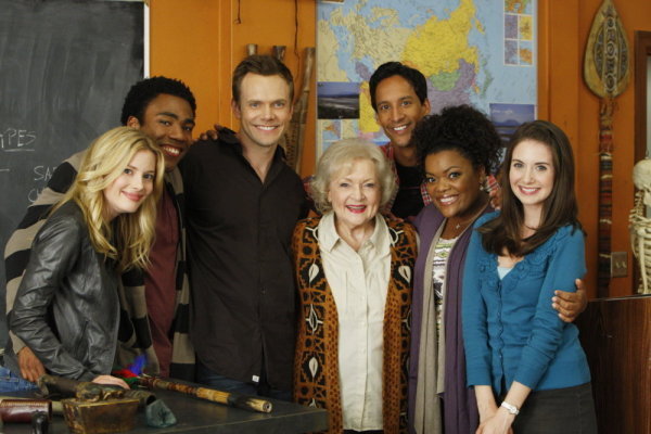 Betty White در صحنه سریال تلویزیونی Community به همراه Joel McHale، دونالد گلاور، Gillian Jacobs، Yvette Nicole Brown، الیسون بری و دنی پودی