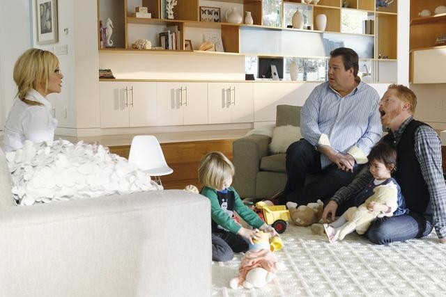راچل هاریس در صحنه سریال تلویزیونی خانواده امروزی به همراه اریک استون استریت و جس تایلر فرگوسن