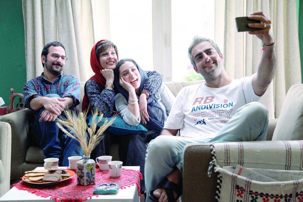 سارا بهرامی در صحنه فیلم سینمایی ایتالیا ایتالیا به همراه فائزه علوی، علی ملاقلی‌پور و حامد کمیلی