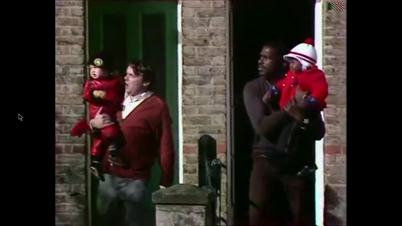 Jack Smethurst در صحنه سریال تلویزیونی Love Thy Neighbour به همراه Rudolph Walker