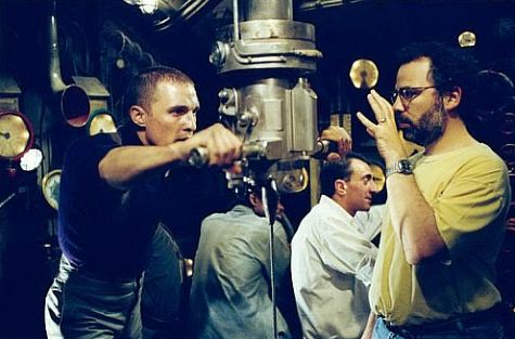 Jonathan Mostow در صحنه فیلم سینمایی یو-۵۷۱ به همراه متیو مک کانهی