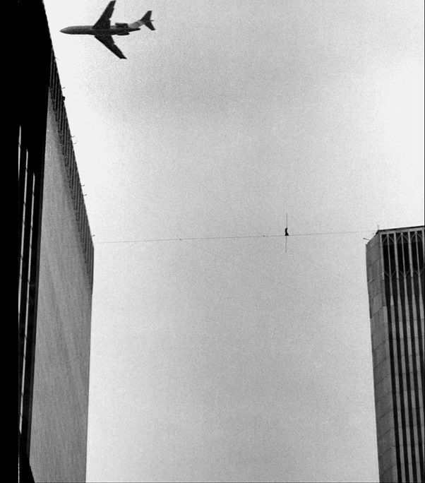 Philippe Petit در صحنه فیلم سینمایی Man on Wire