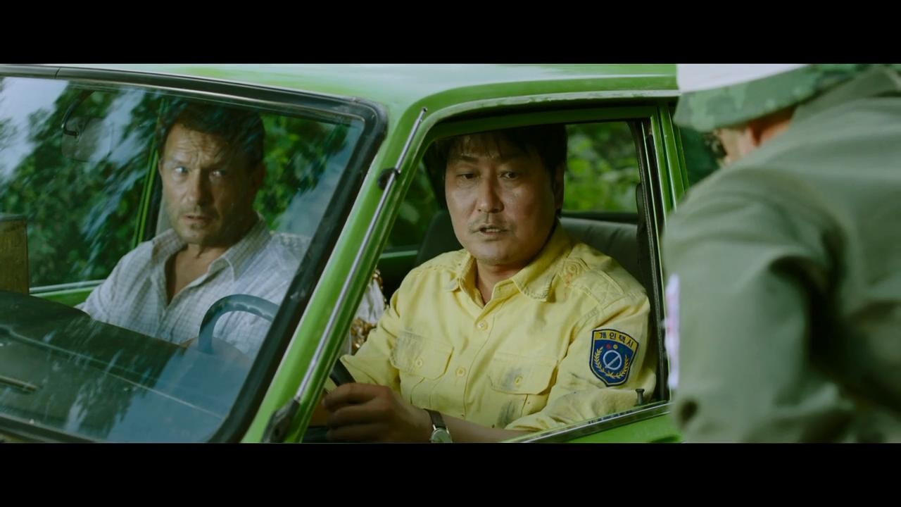 توماس کرتشمن در صحنه فیلم سینمایی A Taxi Driver به همراه Kang-ho Song