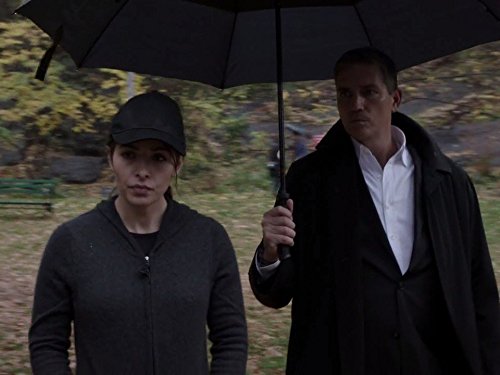 Jim Caviezel در صحنه سریال تلویزیونی مظنون به همراه سارا شاهی