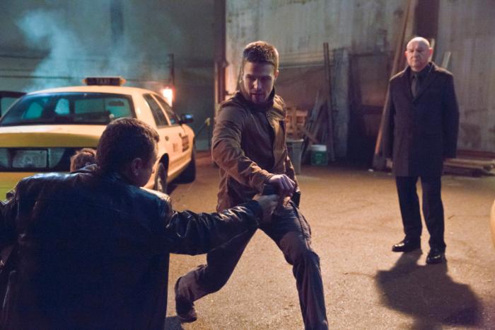 Eugene Lipinski در صحنه سریال تلویزیونی پیکان به همراه استفن امل