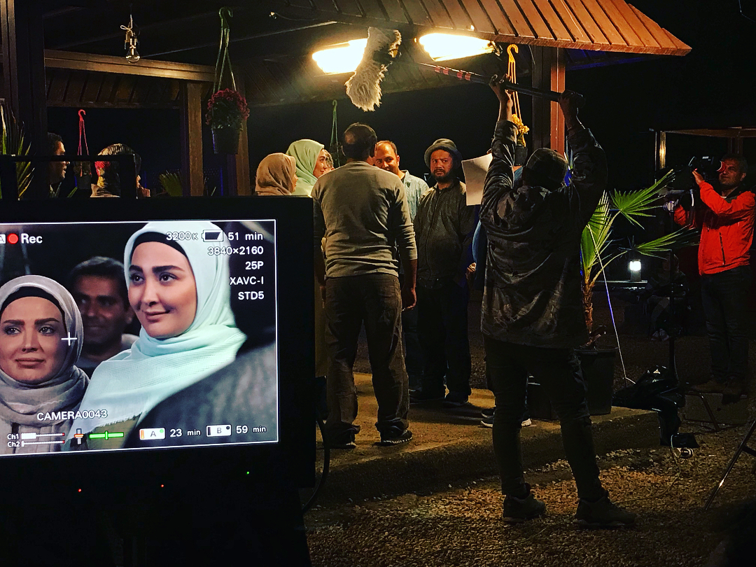 پشت صحنه سریال تلویزیونی تعطیلات رویایی با حضور علی صادقی، علی اوجی، سولماز آقمقانی و مریم معصومی