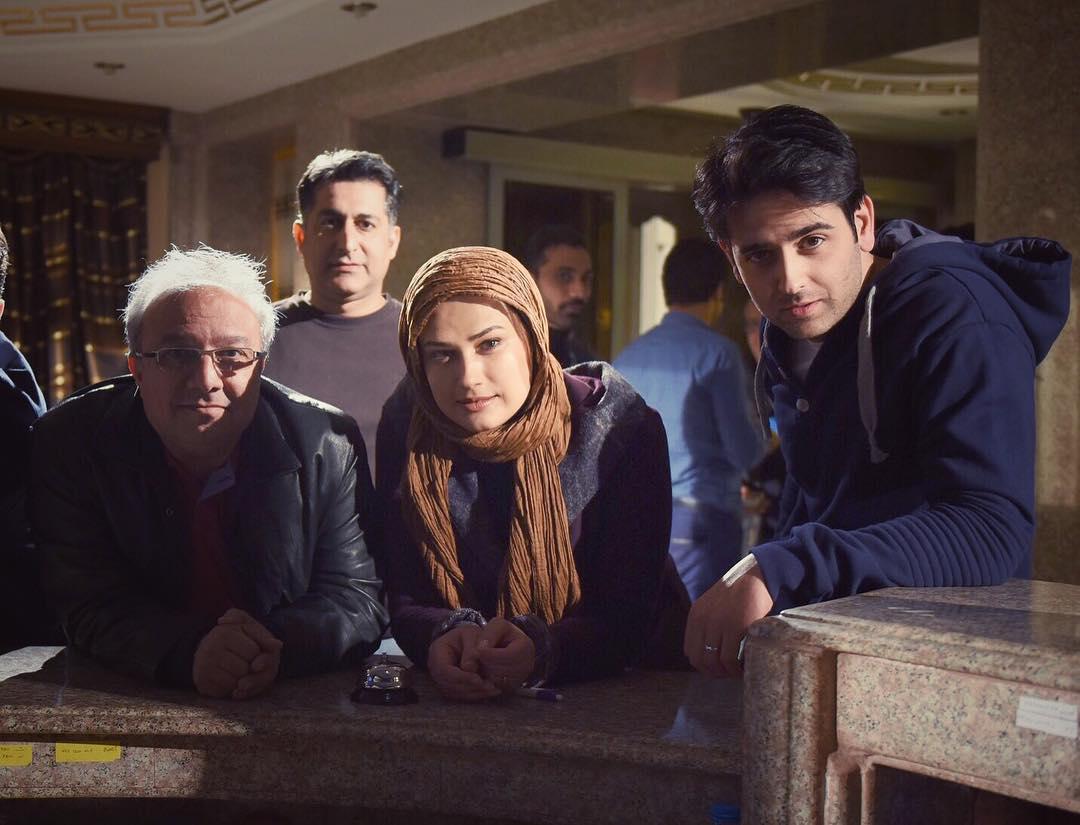 امیرحسین آرمان در پشت صحنه سریال تلویزیونی پریا به همراه لادن مستوفی و حسین سهیلی‌زاده