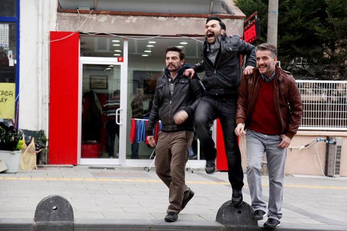 Murat Cemcir در صحنه سریال تلویزیونی سهم برادری به همراه Ahmet Kural