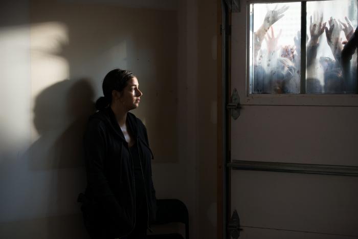 آلانا مسترسن در صحنه سریال تلویزیونی مردگان متحرک