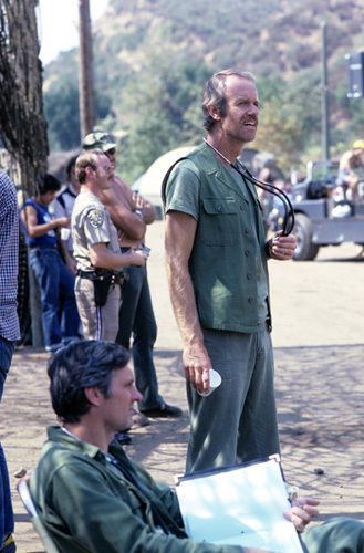 Mike Farrell در صحنه سریال تلویزیونی M*A*S*H به همراه آلن آلدا