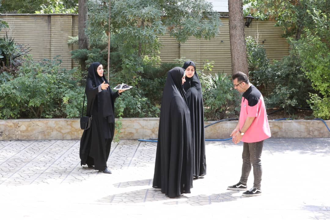 تصویری از امیر کرم یزدی، کارگردان و نویسنده سینما و تلویزیون در پشت صحنه یکی از آثارش