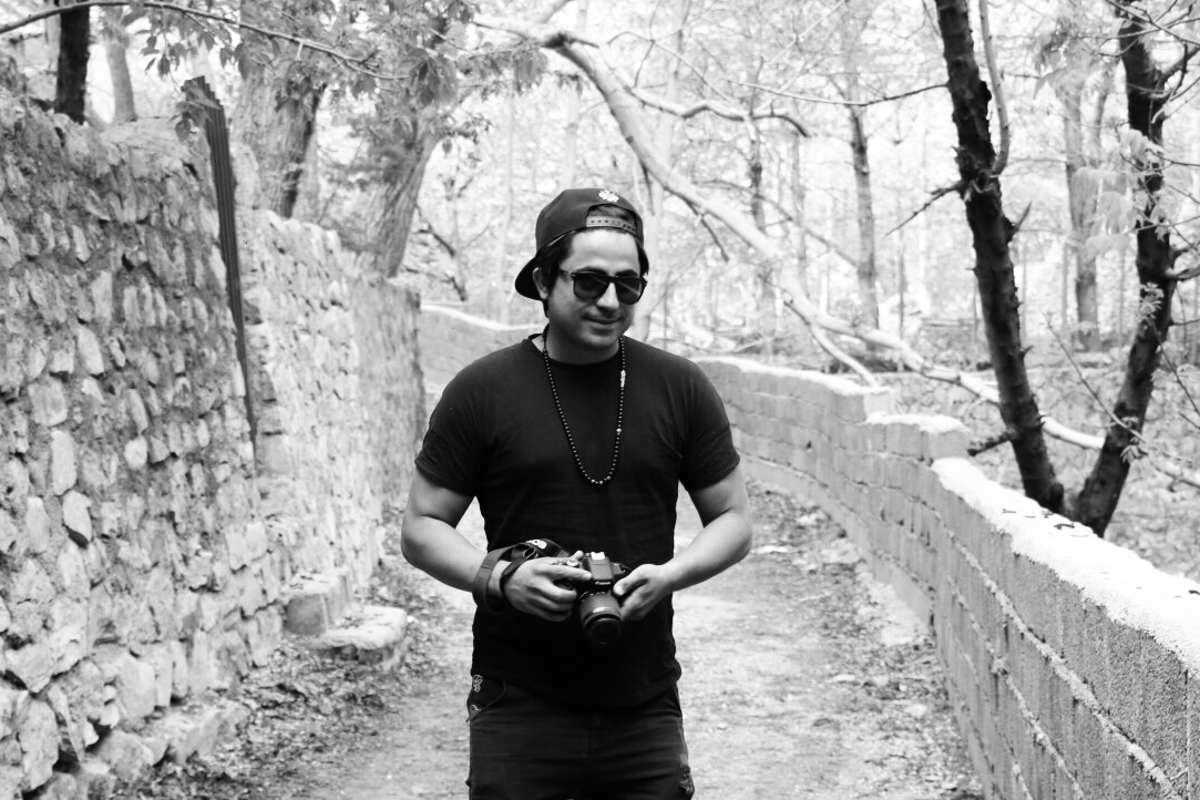 تصویری از میلاد ملکی، دستیار صدابردار و بازیگر سینما و تلویزیون در حال بازیگری سر صحنه یکی از آثارش