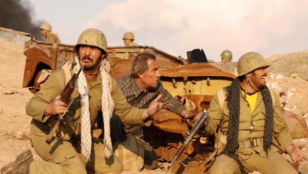 سیاوش طهمورث در صحنه سریال تلویزیونی نابرده رنج به همراه کامبیز دیرباز