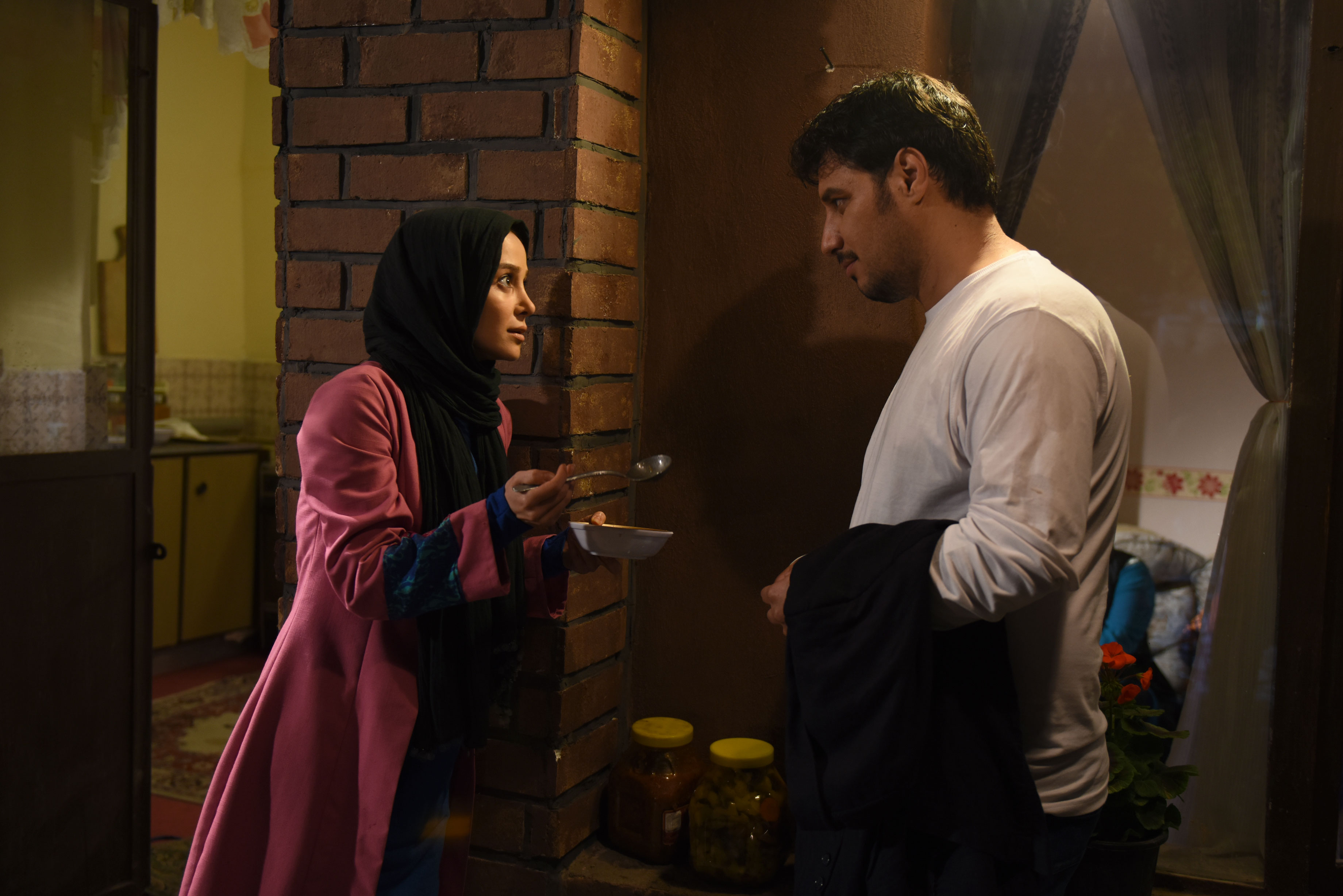 الناز حبیبی در صحنه سریال تلویزیونی دردسرهای عظیم 2 به همراه جواد عزتی