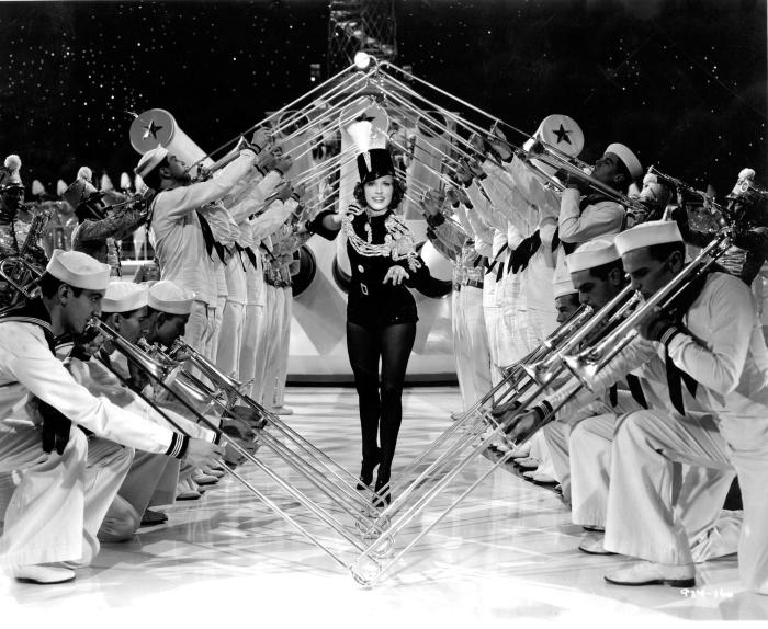 Eleanor Powell در صحنه فیلم سینمایی Born to Dance