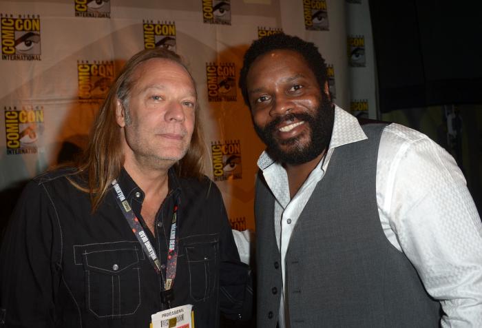 Greg Nicotero در صحنه سریال تلویزیونی مردگان متحرک به همراه Chad L. Coleman