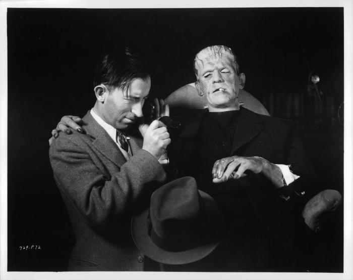 James Whale در صحنه فیلم سینمایی The Bride of Frankenstein به همراه Boris Karloff