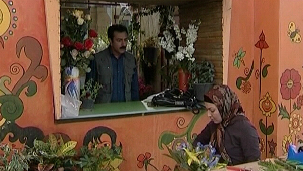 آناهیتا همتی در صحنه سریال تلویزیونی لطفا دور نزنیم به همراه محمدرضا هدایتی